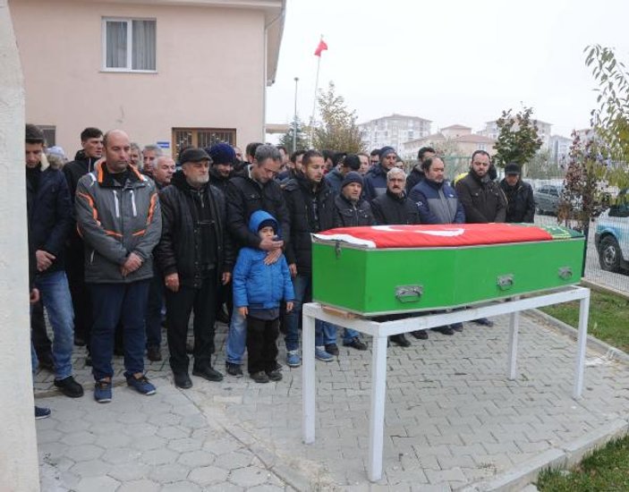 Batan gemide ölen babasının tabutunun başından ayrılmadı