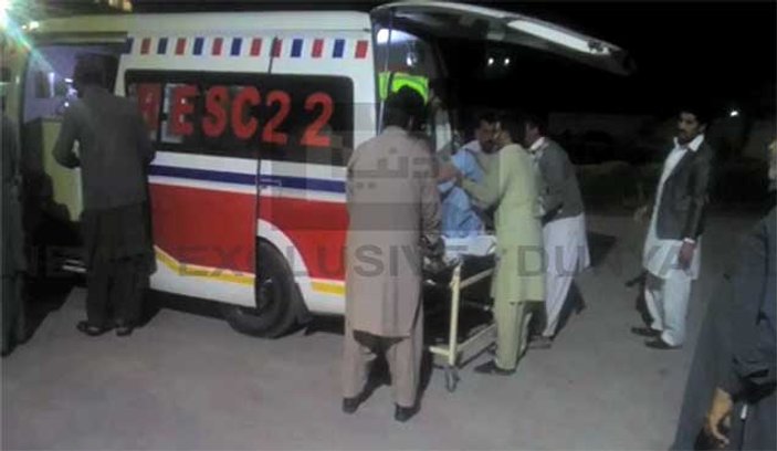 Pakistan'da 80 kişiyi taşıyan otobüs devrildi