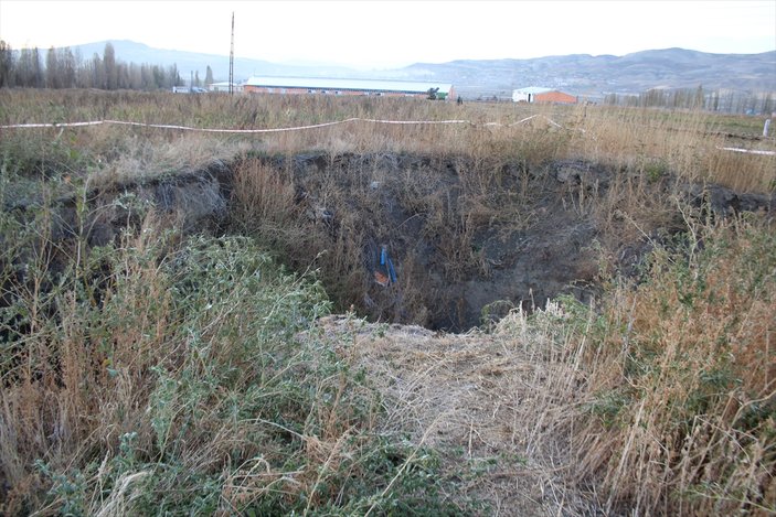 Sivas'ta 8 metre derinliğinde obruk oluştu