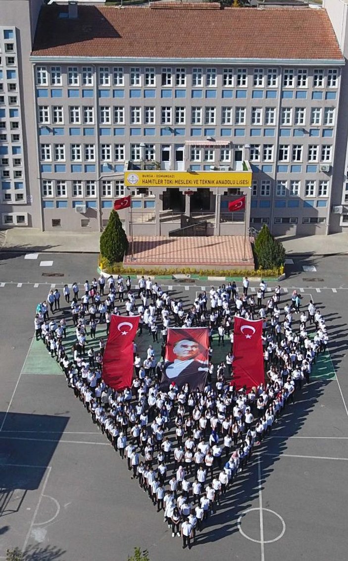 613 öğrenci, kalp figürü oluşturarak Atatürk'ü andı