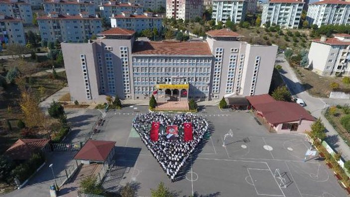 613 öğrenci, kalp figürü oluşturarak Atatürk'ü andı