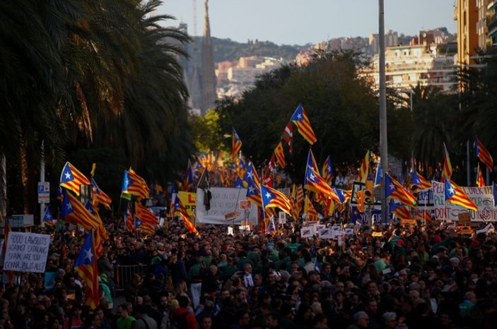 Barselona'da tutuklu Katalan siyasiler için gösteri