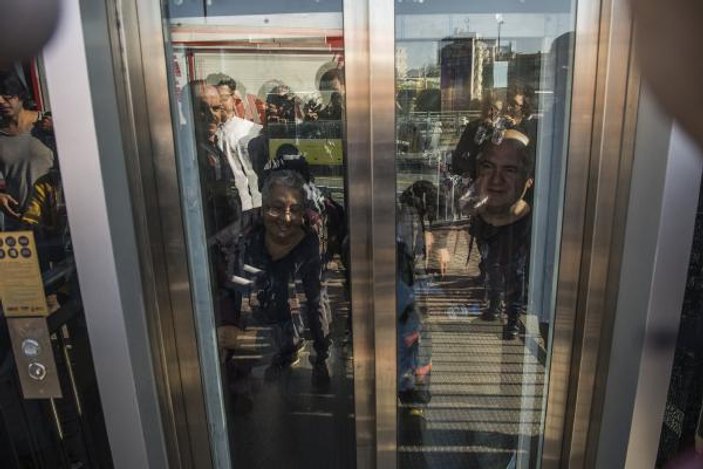 Metrobüs asansöründe 8 kişi mahsur kaldı