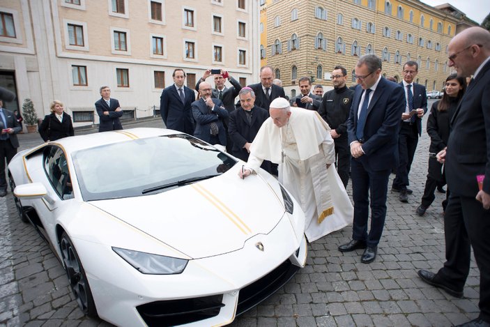 Papa'ya Lamborghini hediye edildi