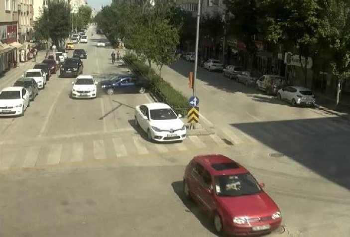 Otomobilin kadın ve çocuğa çarptığı kaza anı kamerada