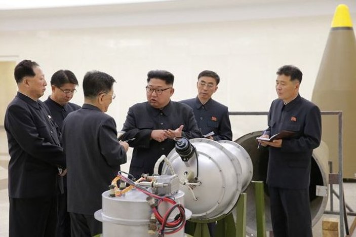 Kuzey Kore lideri Kim Jong traktör fabrikasını gezdi