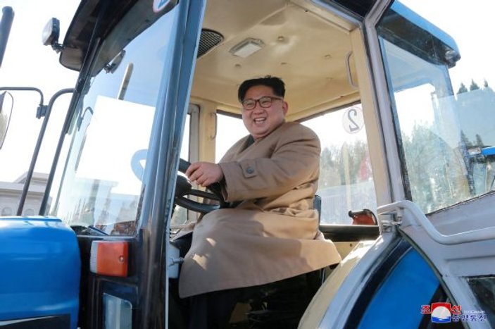 Kuzey Kore lideri Kim Jong traktör fabrikasını gezdi