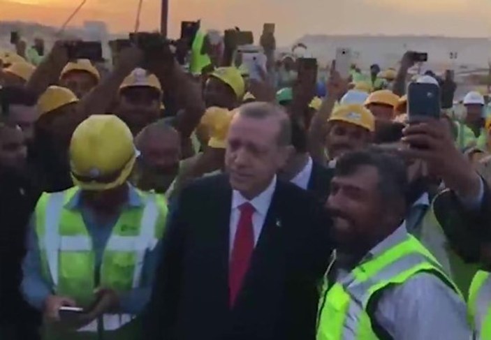 Kuveyt'teki Türk işçiler Erdoğan'ı tezahüratla karşıladı