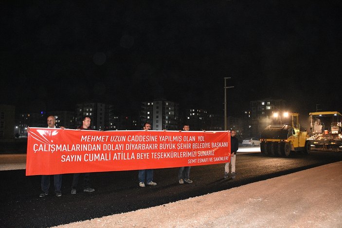 Diyarbakır'da havai fişekli asfalt kutlaması