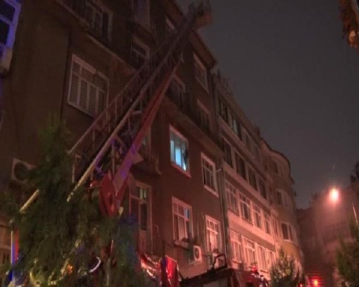 Bağcılar'da boş binanın çatısı yandı