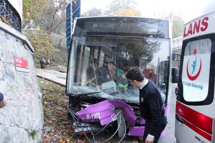 Sarıyer'de halk otobüsü bariyerlere çarptı