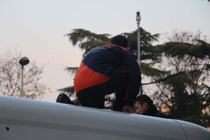 Sarıyer'de halk otobüsü bariyerlere çarptı