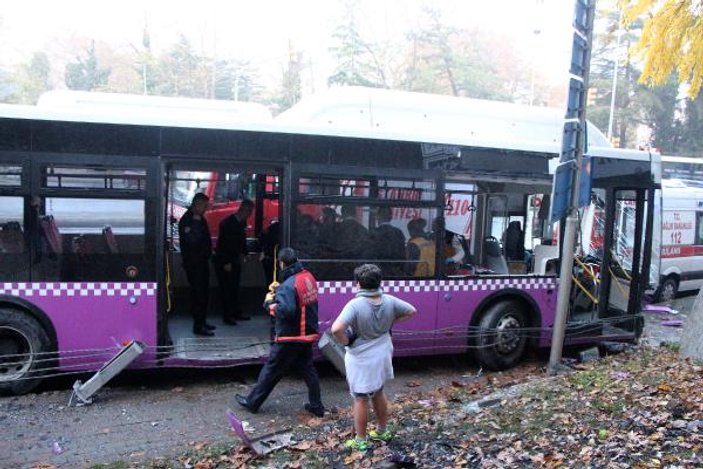 Sarıyer'de halk otobüsü bariyerlere çarptı