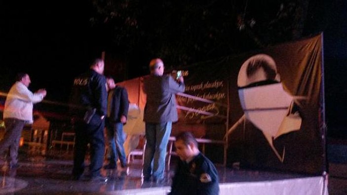 İzmir'de Atatürk portresine saldırı