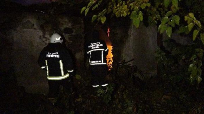 Bursa'da iki katlı terk edilmiş ahşap bina kundaklandı