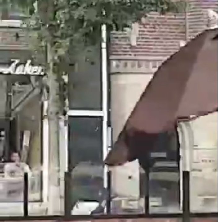 Hollanda'da bir kişi camdan atlayarak intihar etti