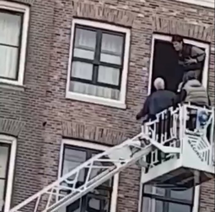 Hollanda'da bir kişi camdan atlayarak intihar etti