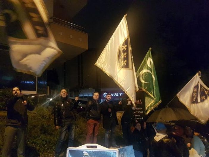 Beyaz TV önünde Rasim Ozan Kütahyalı protestosu