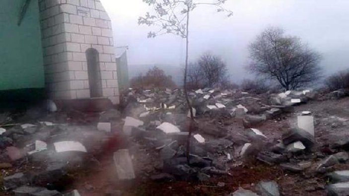 Elazığ'da yıldırım cami minaresini yıktı