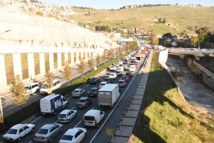 İzmir'de trafik yoğunluğu sürücüleri isyan ettirdi