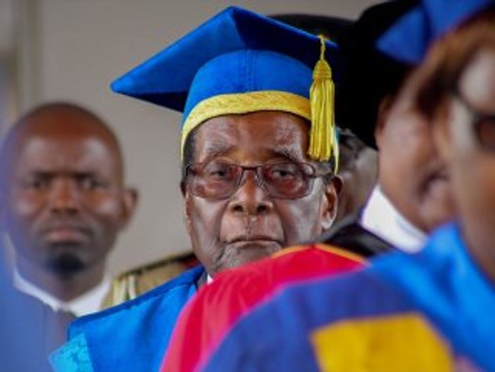 Zimbabve'de darbeci ordu Mugabe'yi iknaya çalışıyor