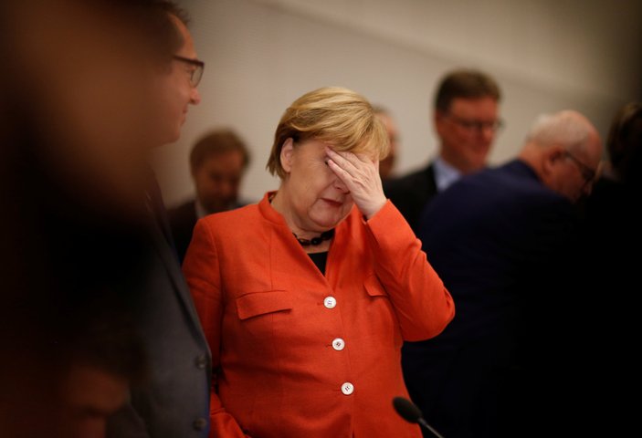 Gençlik kolları Merkel'in istifa etmesini istiyor