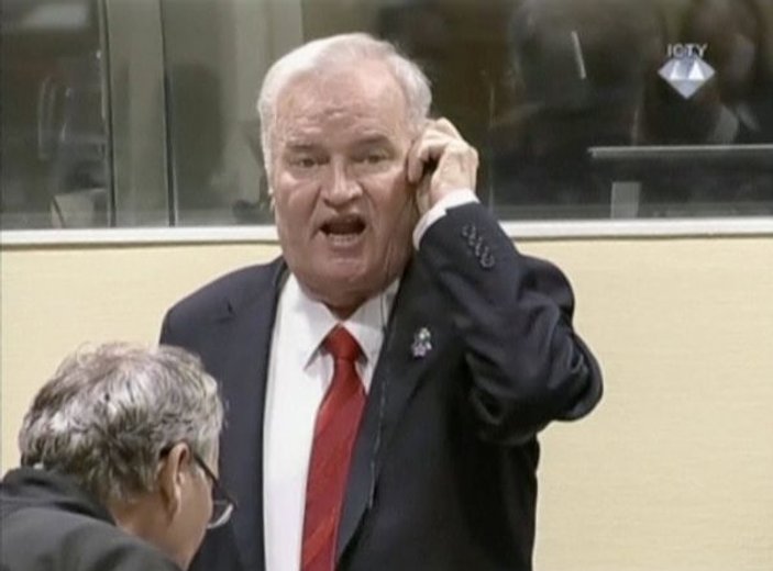 Ratko Mladic mahkeme salonunda olay çıkarttı