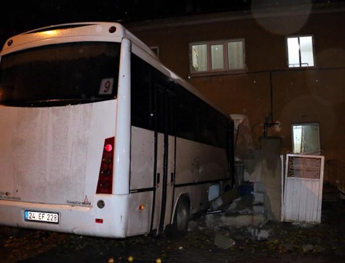 Erzincan'da bir halk otobüsü eve girdi