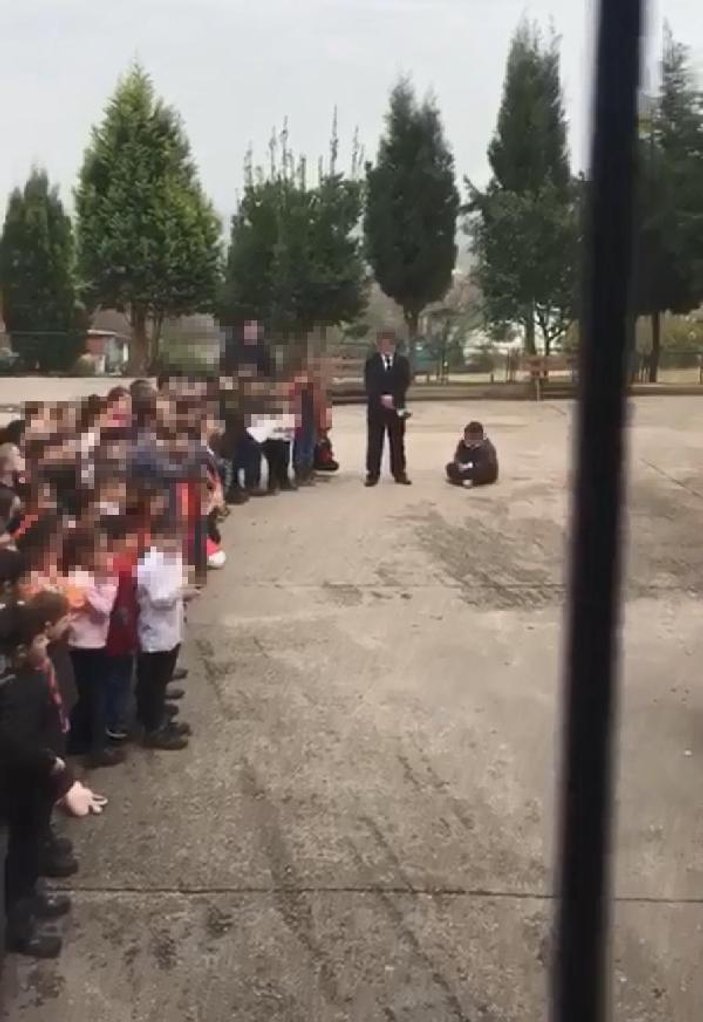 Öğretmenler Günü'nde ilkokul öğrencisini betona oturttu