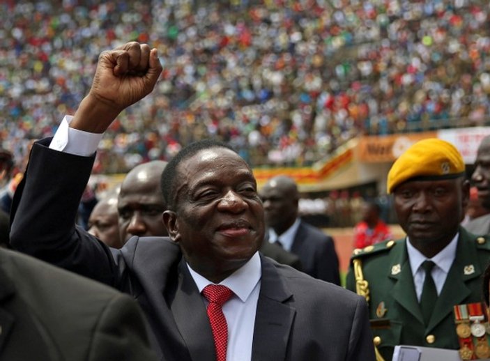 Zimbabve'nin yeni lideri Mnangagwa stadyumda yemin etti