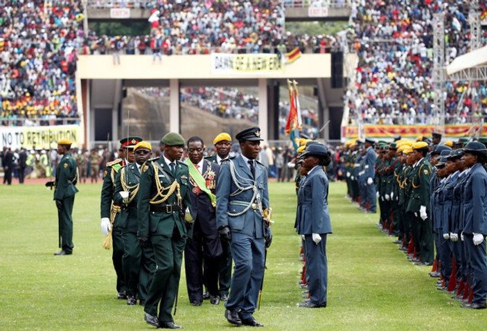 Zimbabve'nin yeni lideri Mnangagwa stadyumda yemin etti