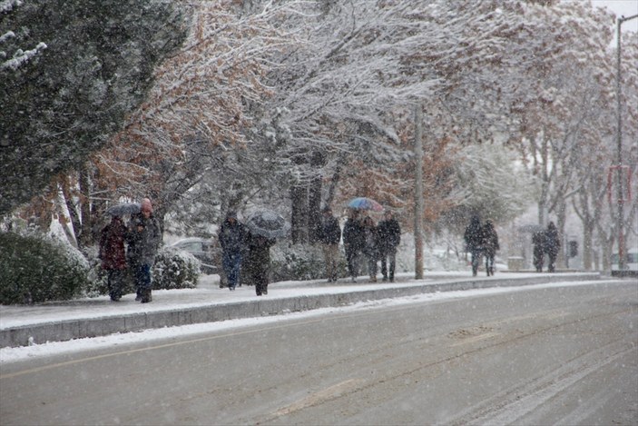 Sivas'ta 39 köy yolu kardan kapandı
