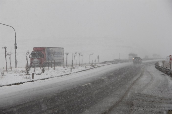 Sivas'ta 39 köy yolu kardan kapandı