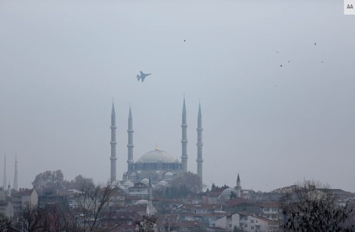 SOLOTÜRK Edirne'de gösteri uçuşu yaptı