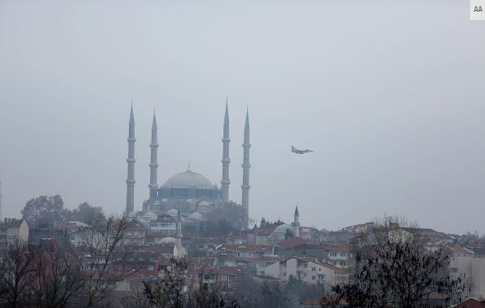 SOLOTÜRK Edirne'de gösteri uçuşu yaptı