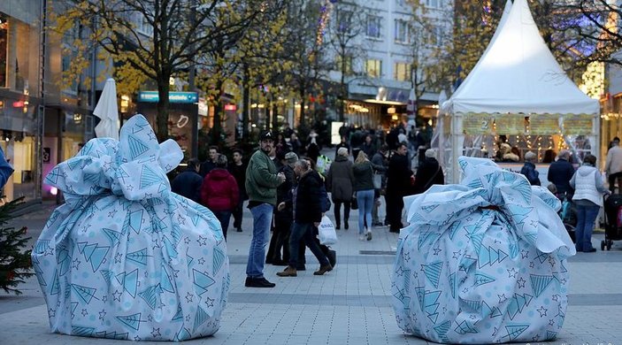 Almanya'da terör bariyerlerine hediye paketi kamuflajı