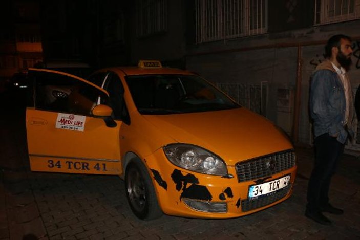 Fatih'te taksici boğuştuğu gaspçının kimliğini aldı