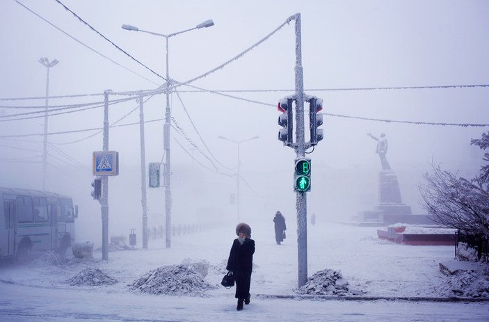 Sibirya'da öğrenciler eksi 50 derecede okula gidiyor