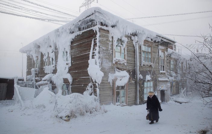 Sibirya'da öğrenciler eksi 50 derecede okula gidiyor