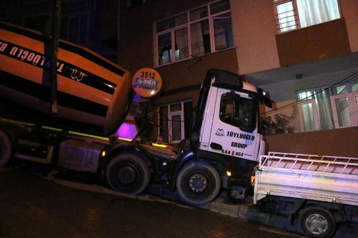 Beton mikseri evin yatak odasına daldı