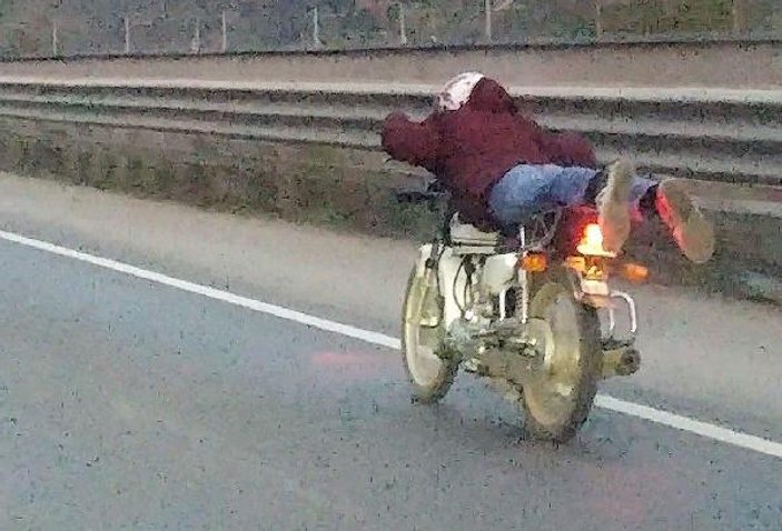 Motosikletini üzerine yatarak kullandı