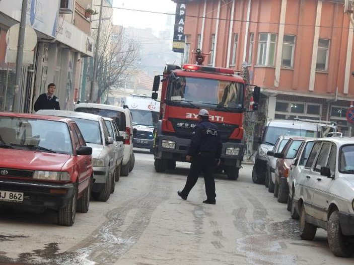 Çorum'da itfaiyenin önünü açmak için araçları ittiler