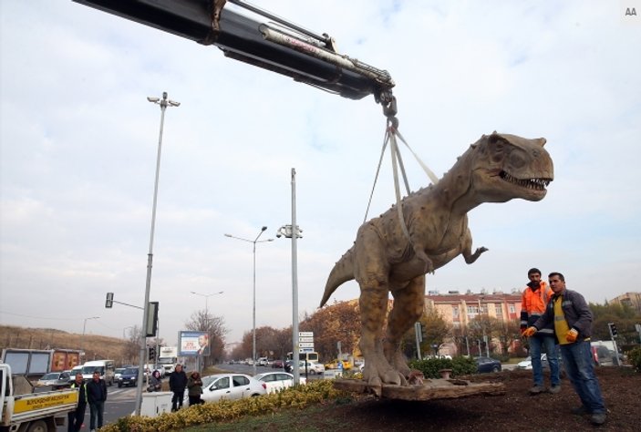 Ankara'da dinozor heykeli kaldırıldı
