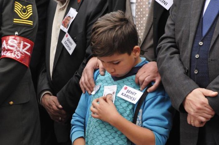 10 yaşındaki Bilal, şehit ağabeyi için gözyaşı döktü