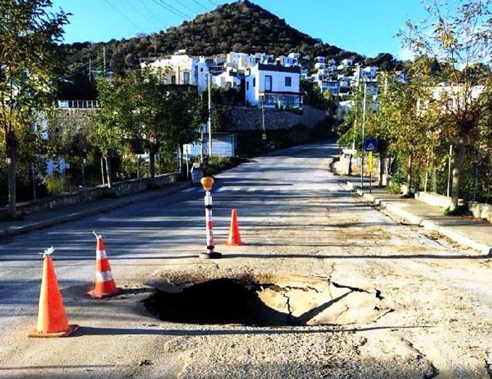 Bodrum Geriş'te su isale hattı yine patladı