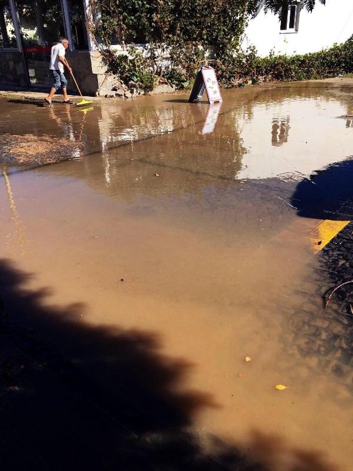 Bodrum Geriş'te su isale hattı yine patladı