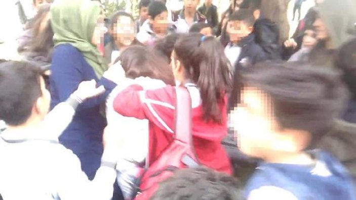 Ortaokul öğrencisi kızlar saç saça kavga etti