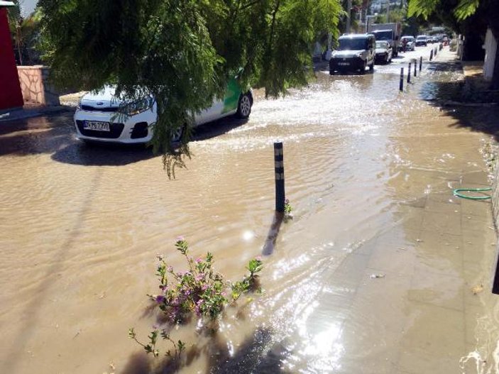 Bodrum Geriş'te su isale hattı yine patladı