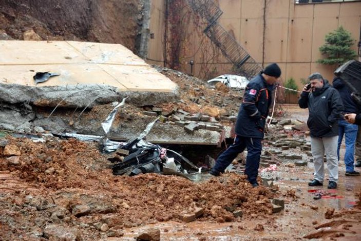 Kahramanmaraş'ta araçlar çöken duvarın altında kaldı