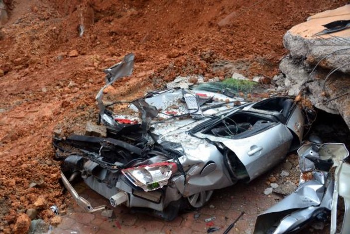 Kahramanmaraş'ta araçlar çöken duvarın altında kaldı